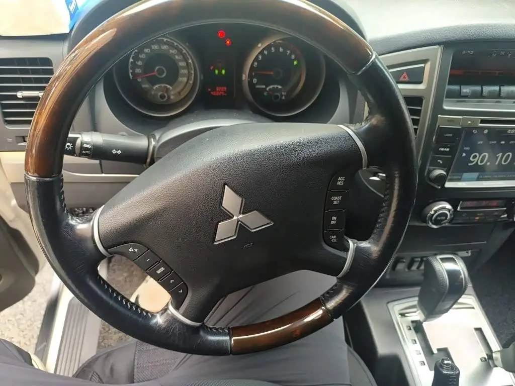 Mitsubishi Pajero 2017 — Photo 3/20
