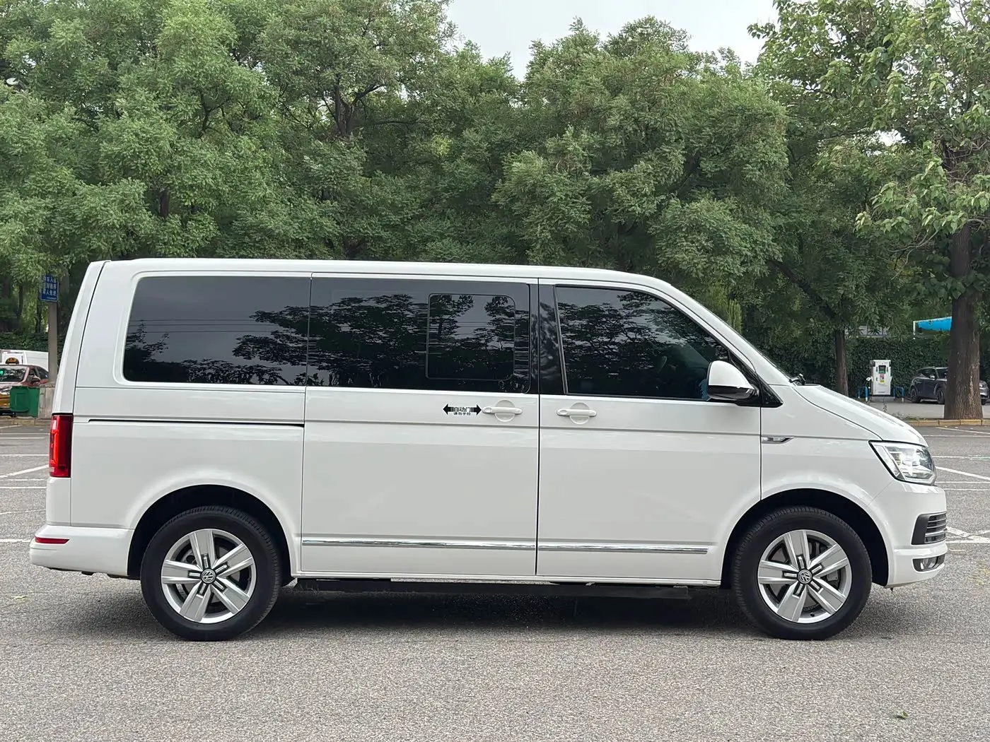 Volkswagen Multivan 2017 — ფოტო 8/20