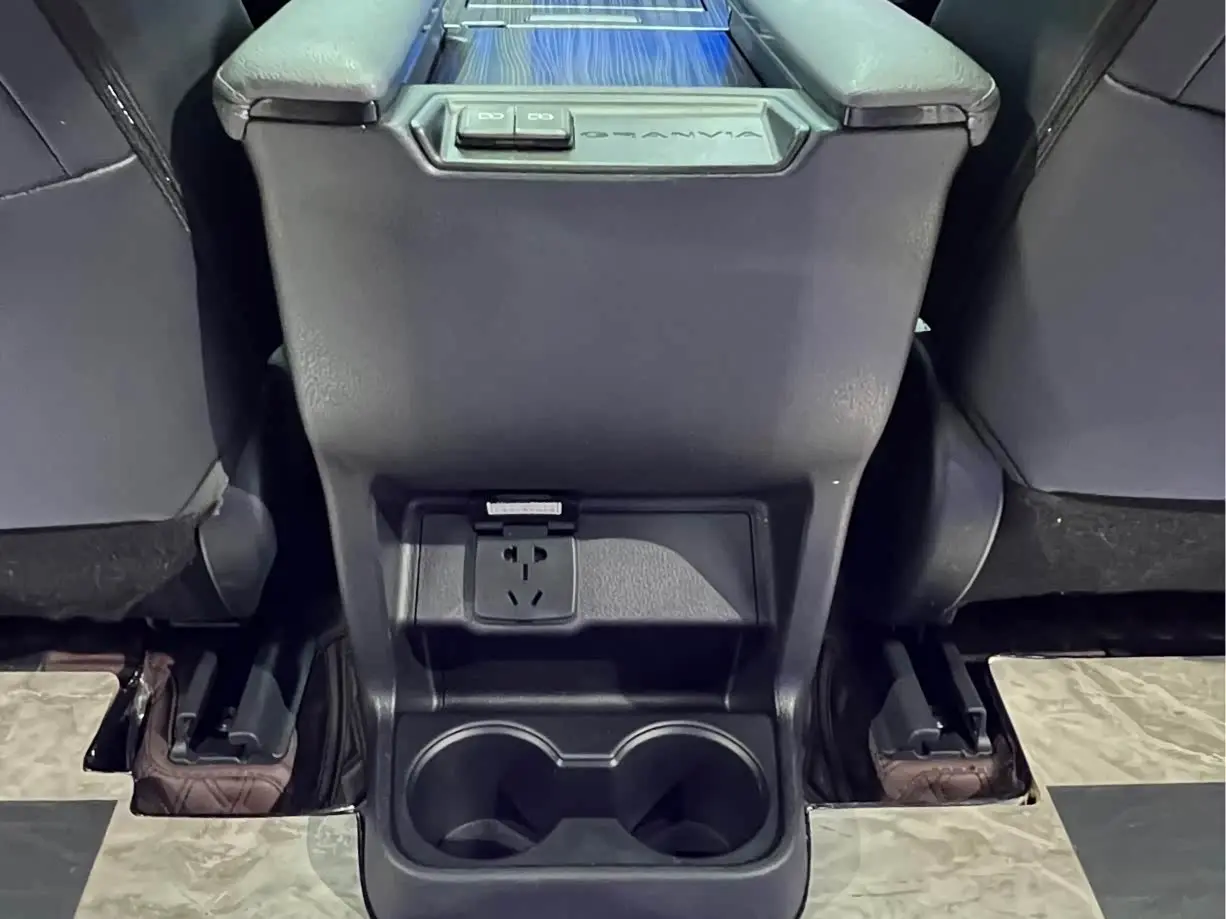 Toyota Granvia 2023 — Photo 17/20