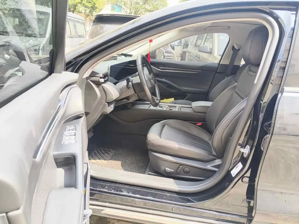 Ford Mondeo 2025 — Photo 8/15