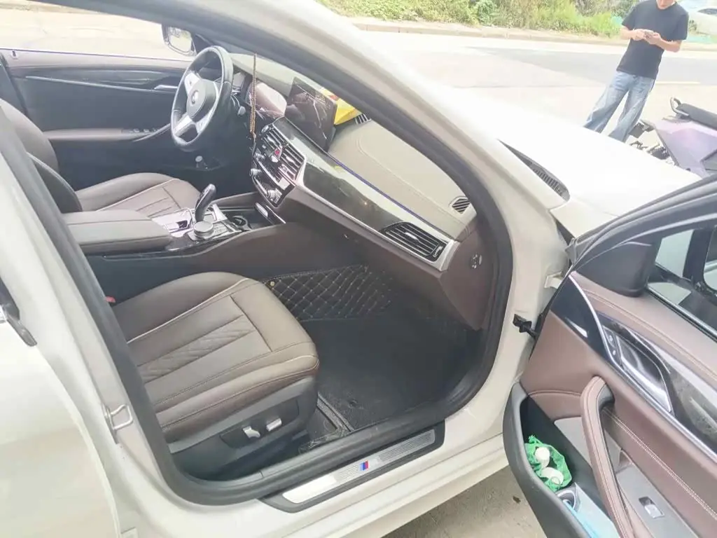BMW 5 Series 2023 — Photo 12/12