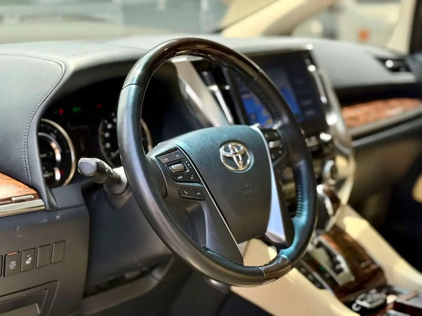Toyota Alphard 2022 — Photo 13/19