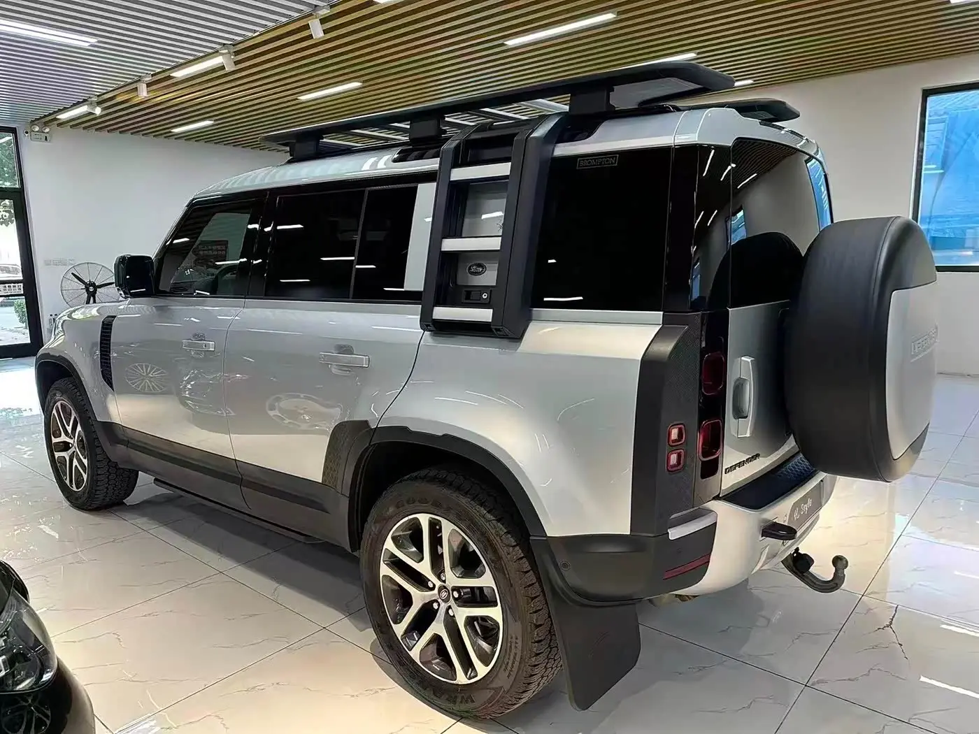 Land Rover Defender 2021 — Фото 5/16