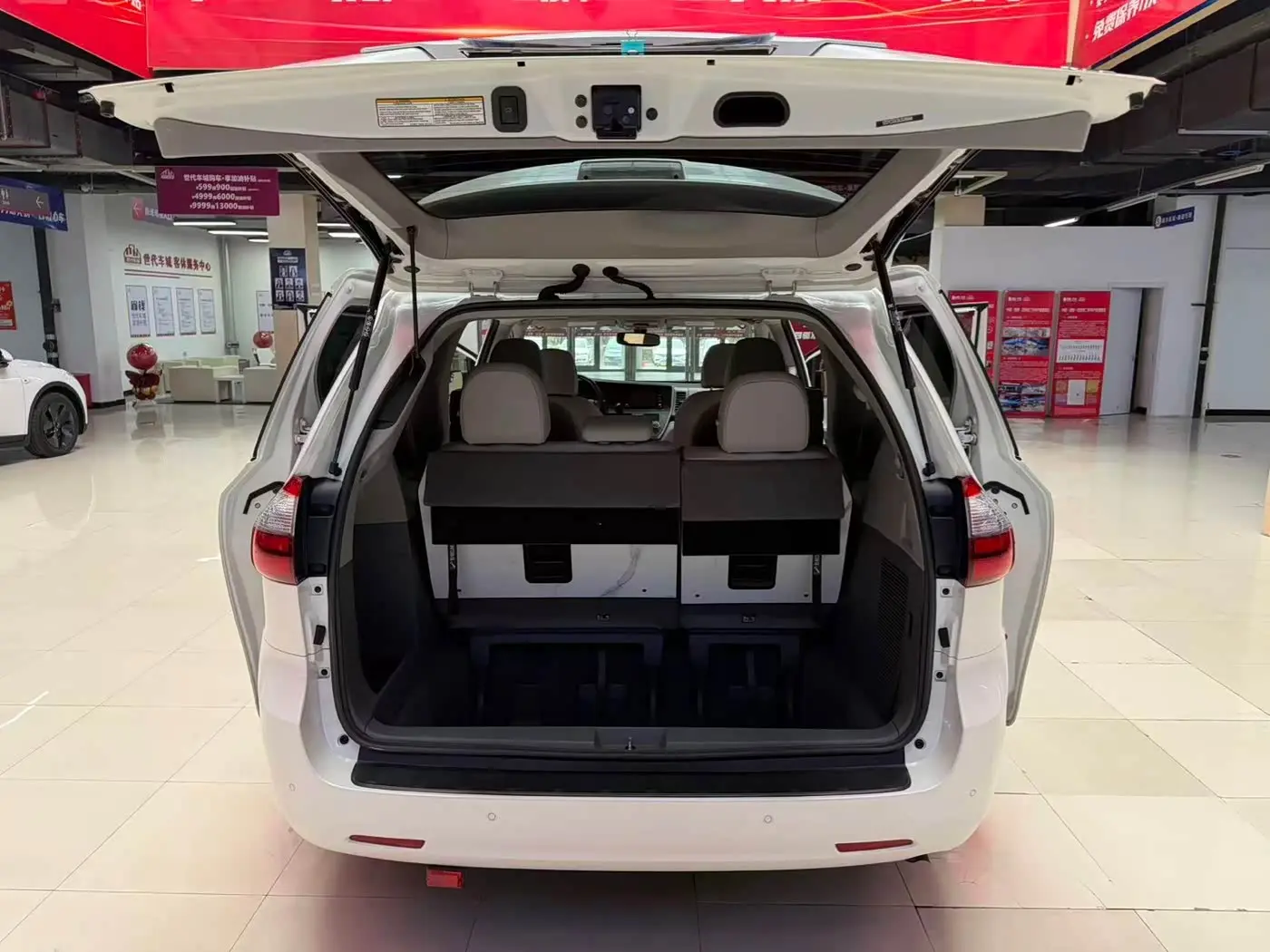 Toyota Sienna 2020 — ფოტო 17/18