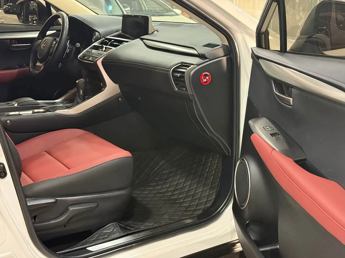 Lexus NX 2021 — Photo 9/14