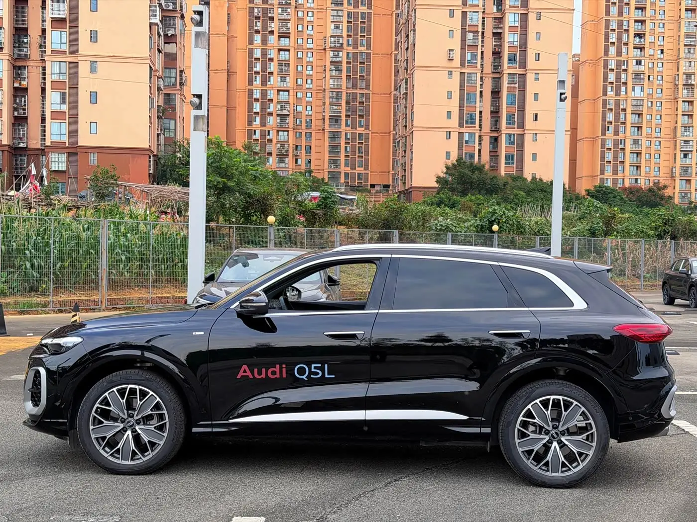 Audi Q5L 2025 — Photo 4/12