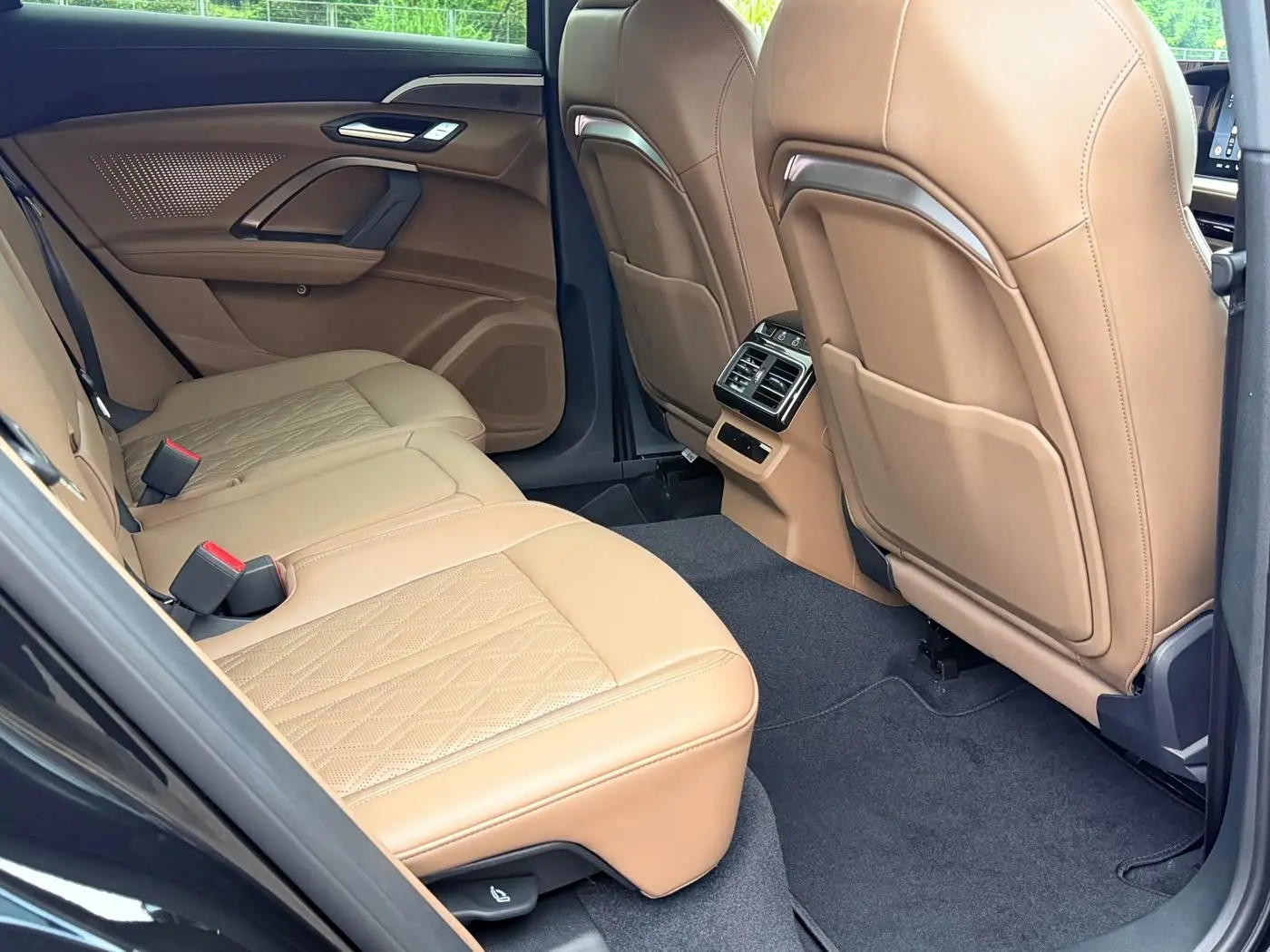 Audi Q5L 2025 — Photo 5/12