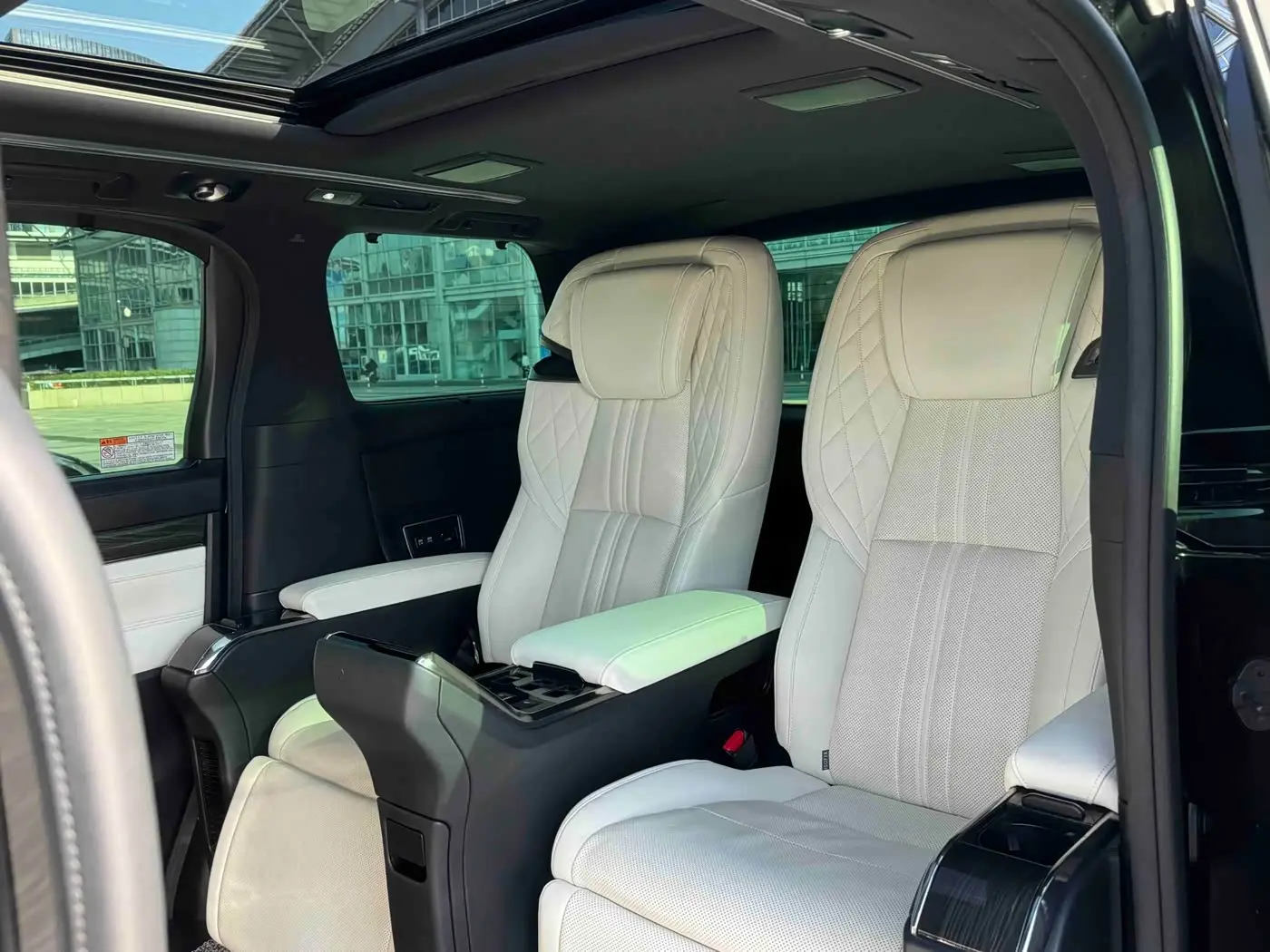 Lexus LM 2021 — Photo 12/20