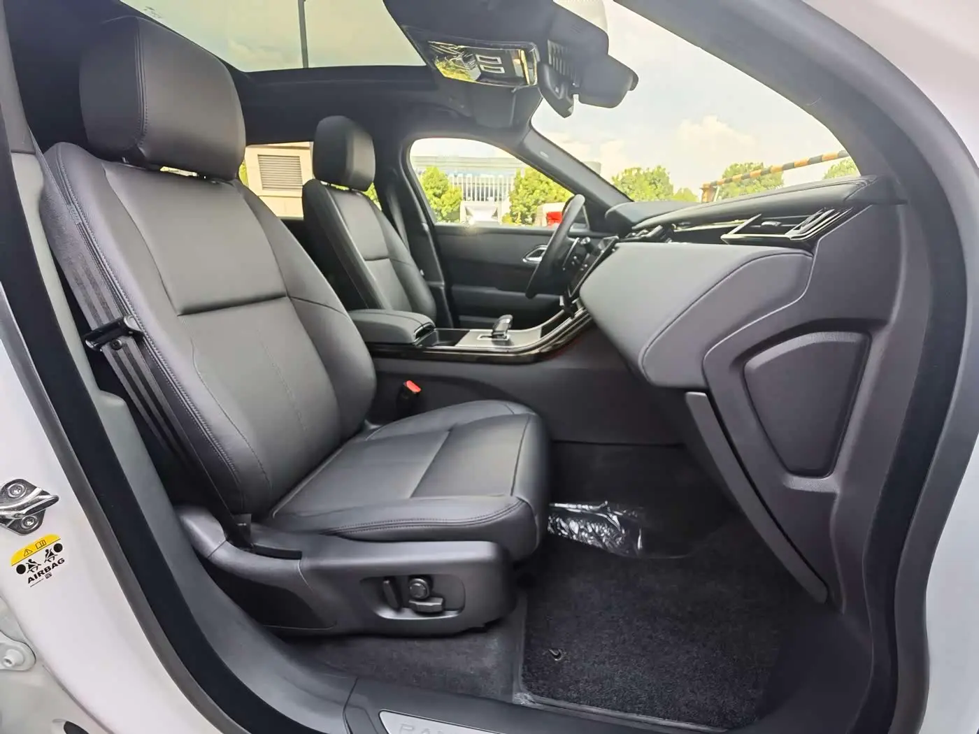 Land Rover Range Rover Velar 2026 — Şəkil 8/13