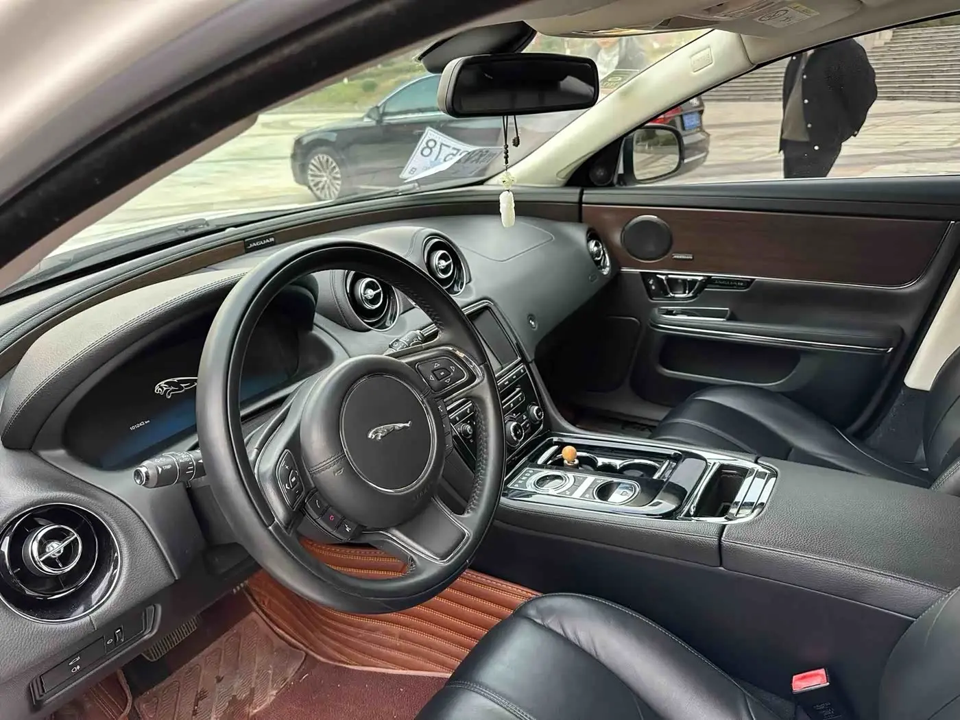 Jaguar XJ 2016 — Photo 8/9