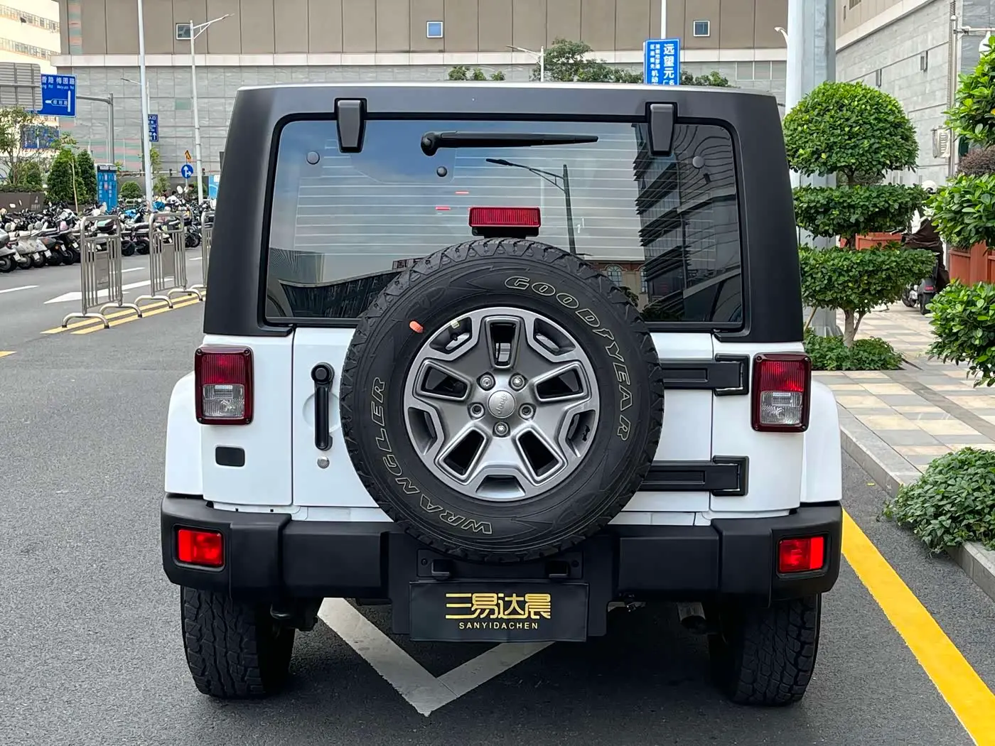 Jeep Wrangler 2016 — Фото 17/18