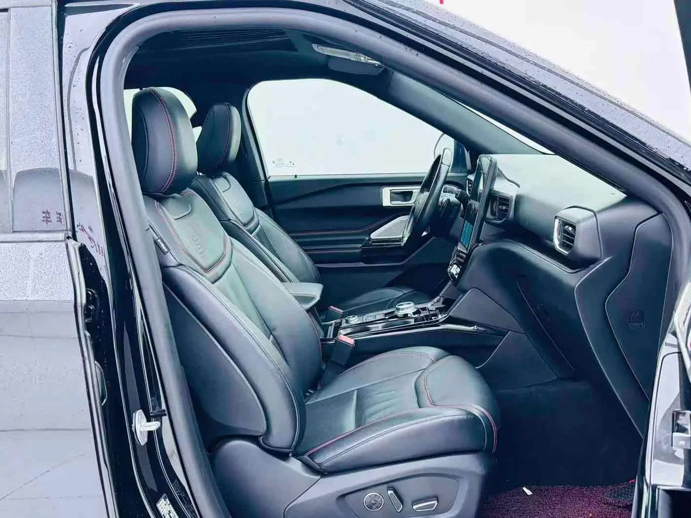 Ford Explorer 2020 — Фото 16/17
