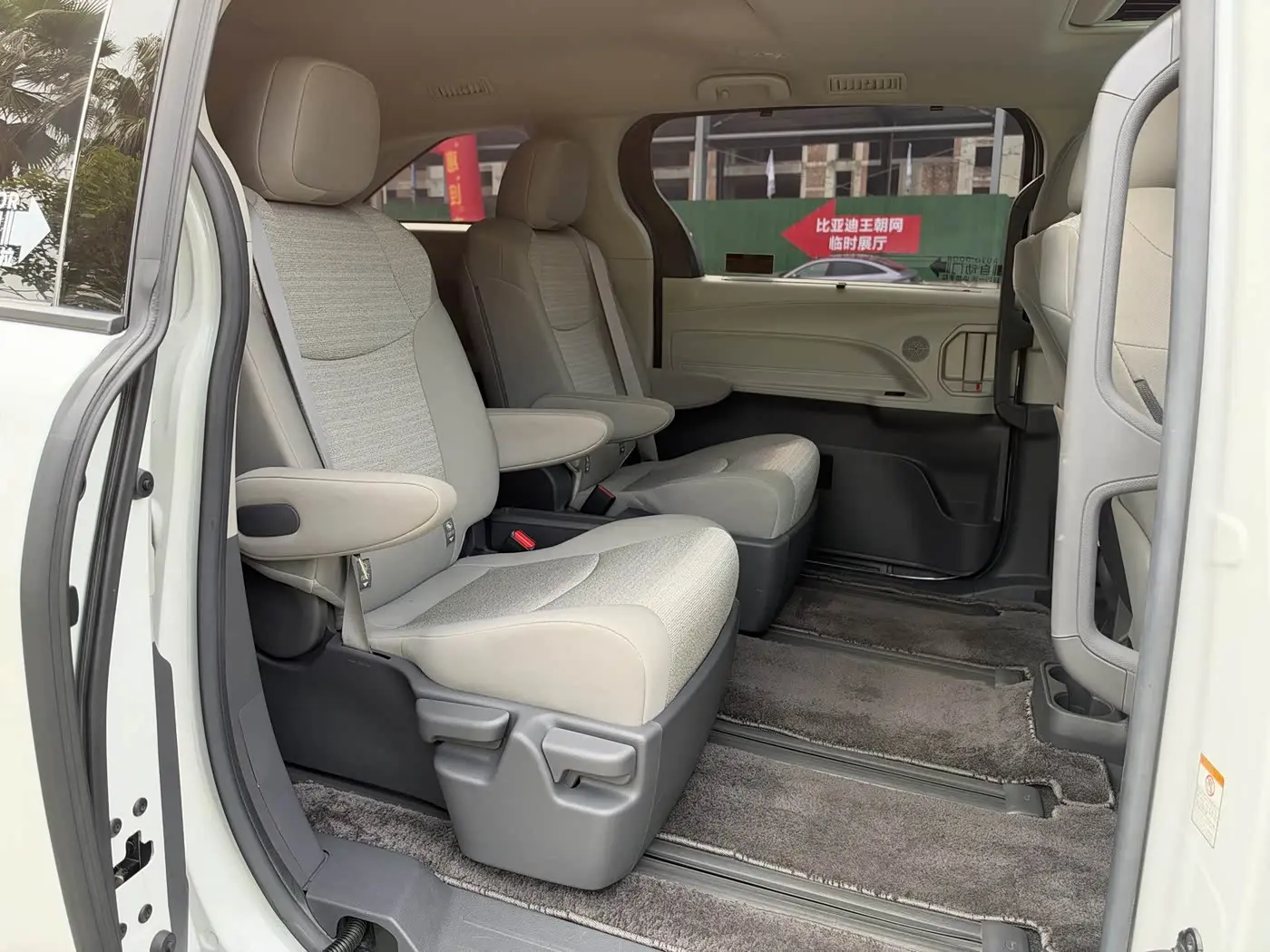 Toyota Sienna 2024 — ფოტო 10/17