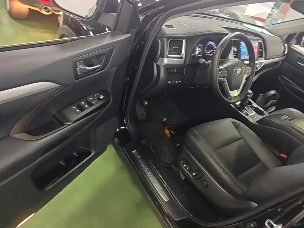 Toyota Highlander 2021 — Photo 15/19