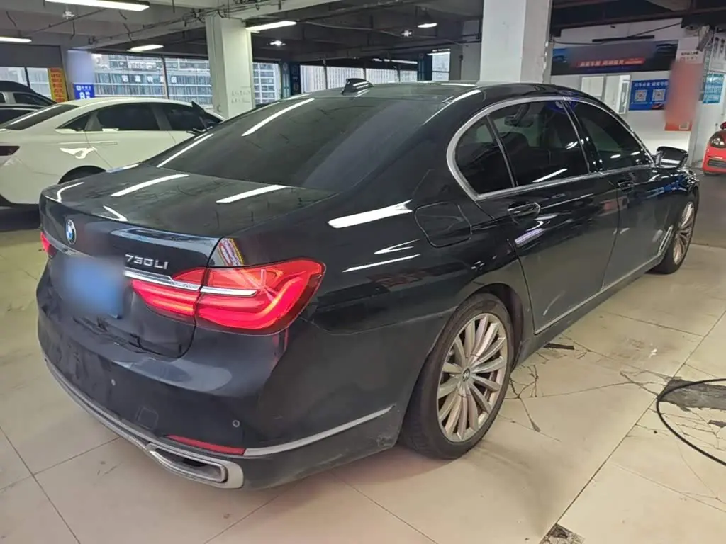 BMW 7 Series 2018 — Photo 6/19