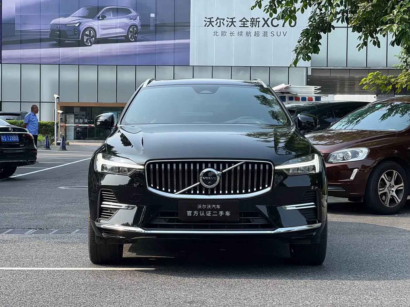 Volvo XC60 Plug-in Hybrid 2023 — Фото 2/11