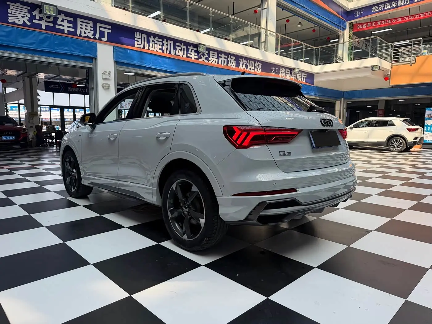 Audi Q3 2022 — Şəkil 17/19