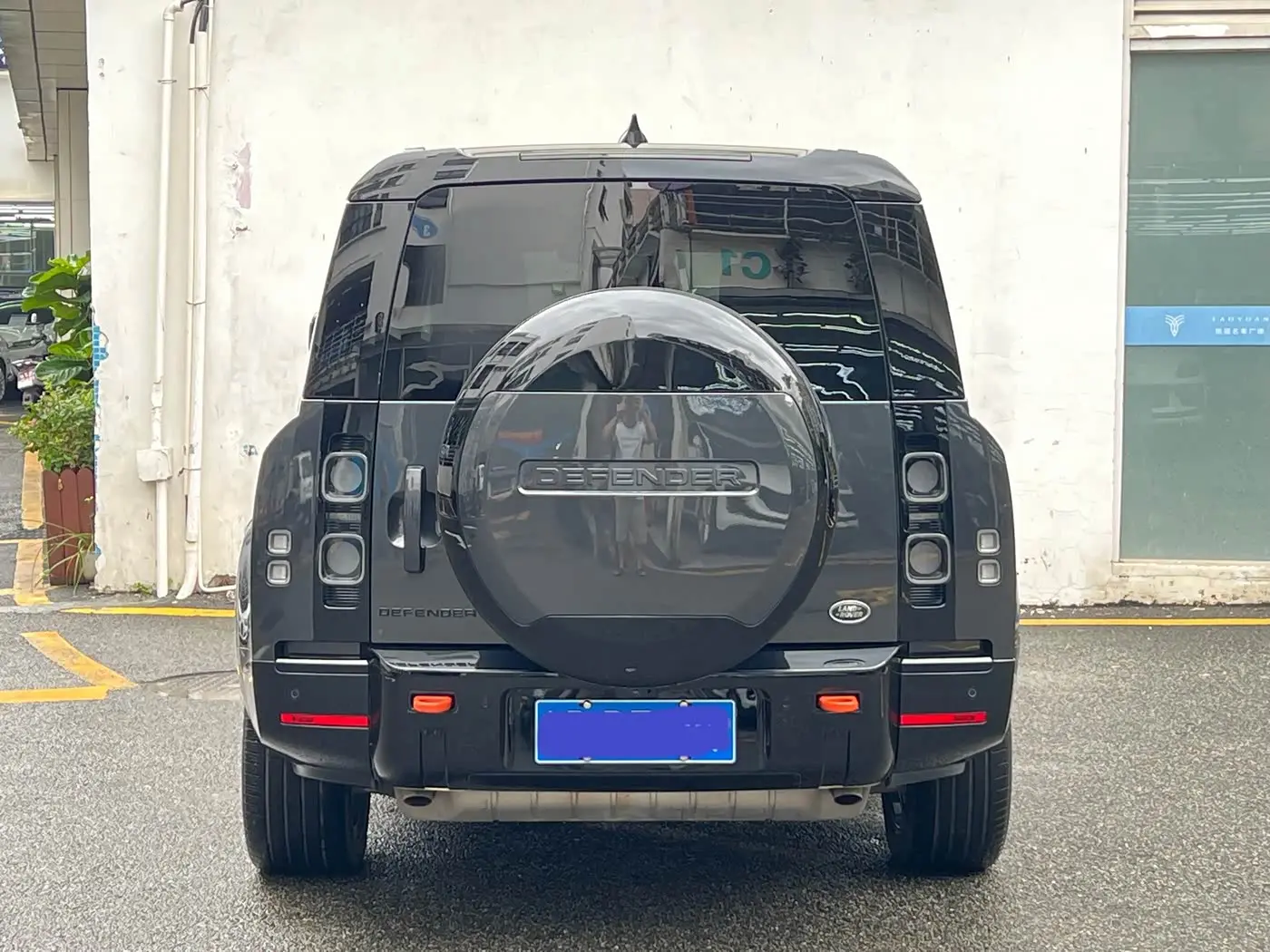 Land Rover Defender 2023 — Photo 8/18