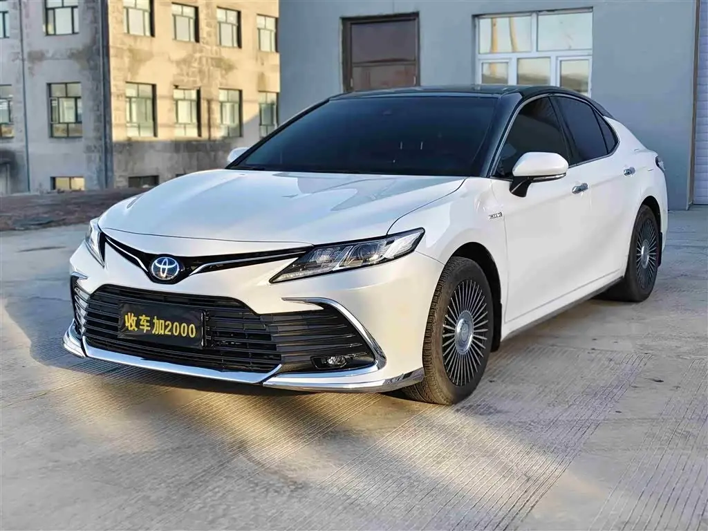 Toyota Camry 2024 — Фото 1/8
