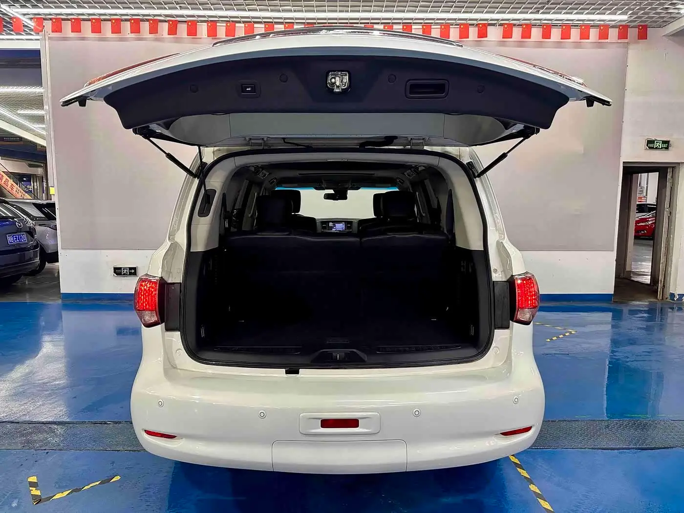 Infiniti QX80 2016 — Şəkil 18/20