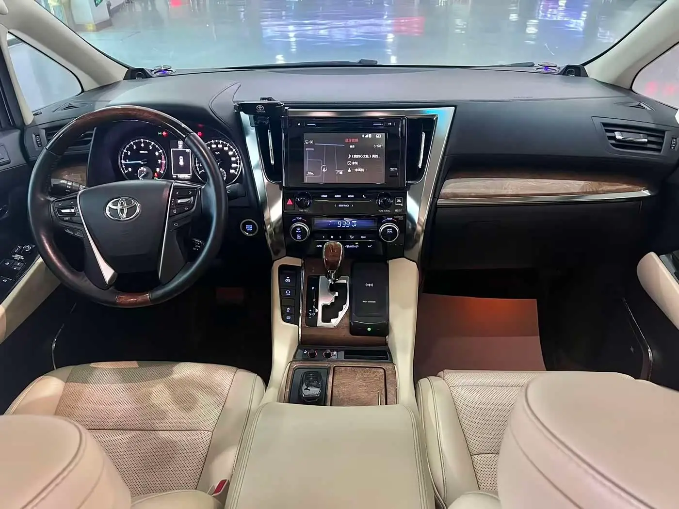 Toyota Alphard 2017 — Photo 6/9
