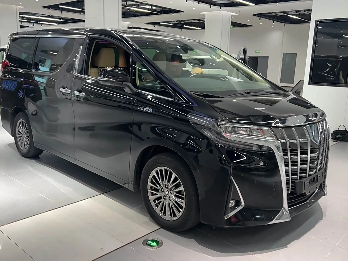 Toyota Alphard 2022 — Photo 3/8