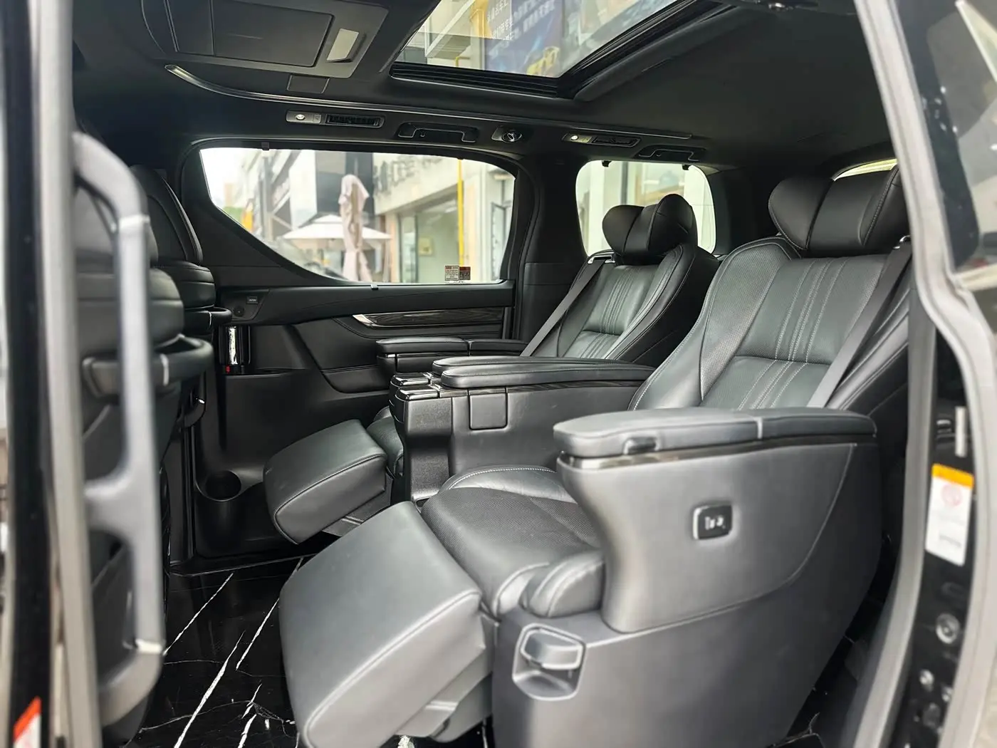 Lexus LM 2023 — Photo 11/13