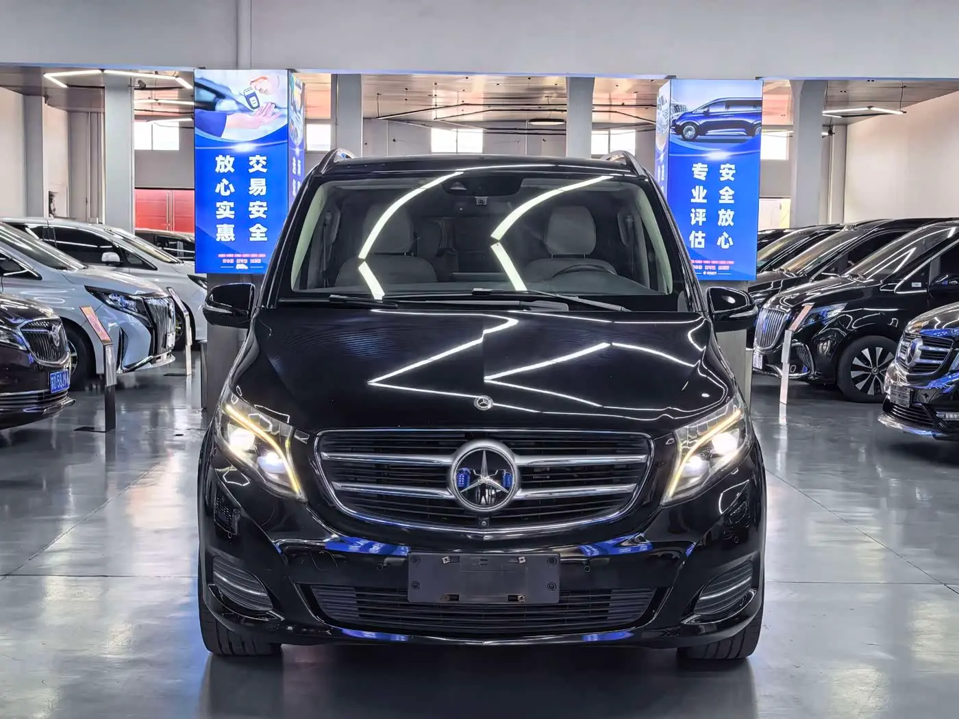 Mercedes-Benz V-Class 2018 — Фото 2/18