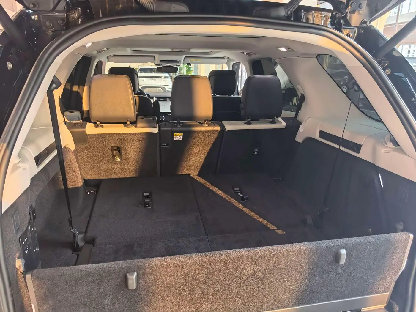 Land Rover Discovery 2024 — Photo 7/9