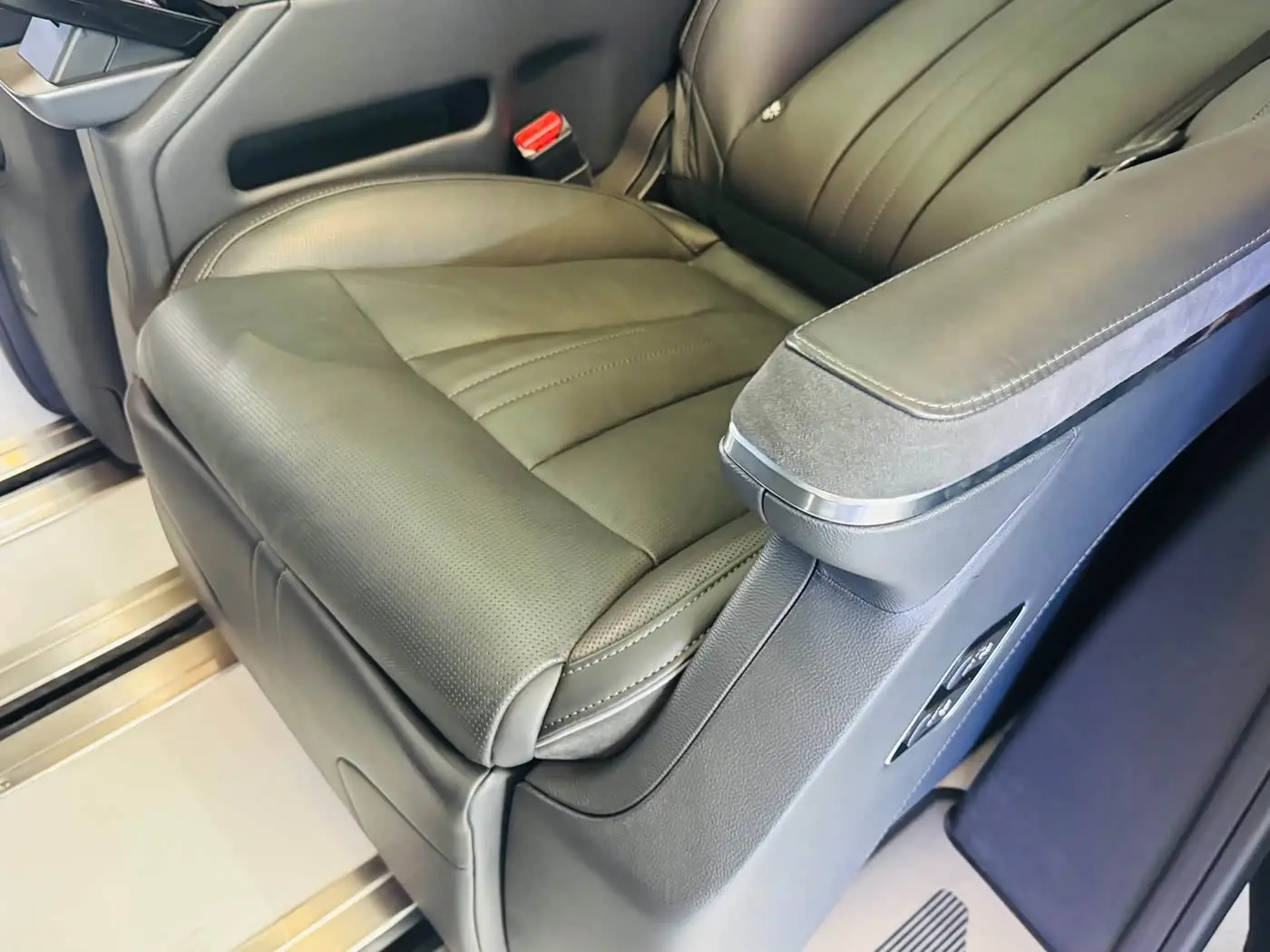 Hongqi HQ9 2024 — Photo 16/20