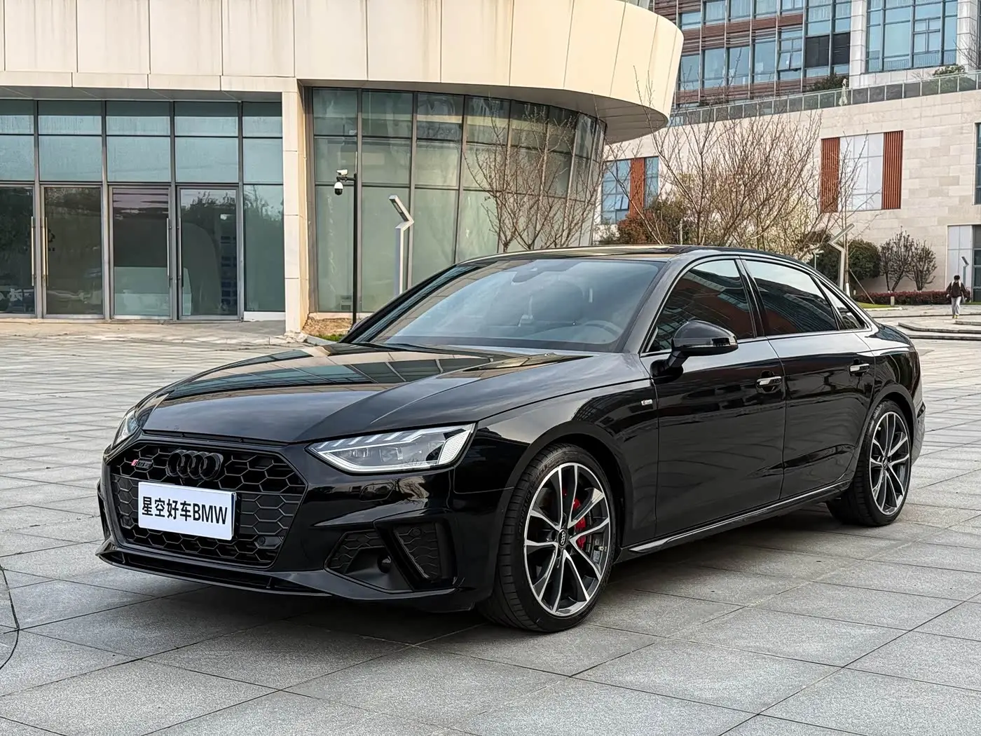 Audi A4L 2021 — Photo 1/19