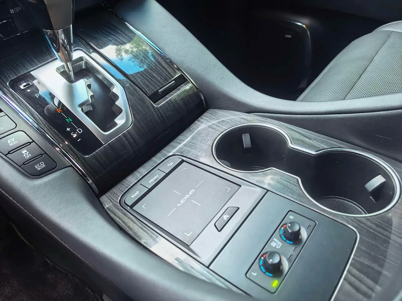 Lexus LM 2020 — Photo 7/16