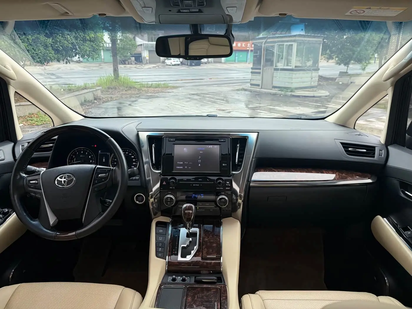 Toyota Alphard 2018 — Photo 13/13