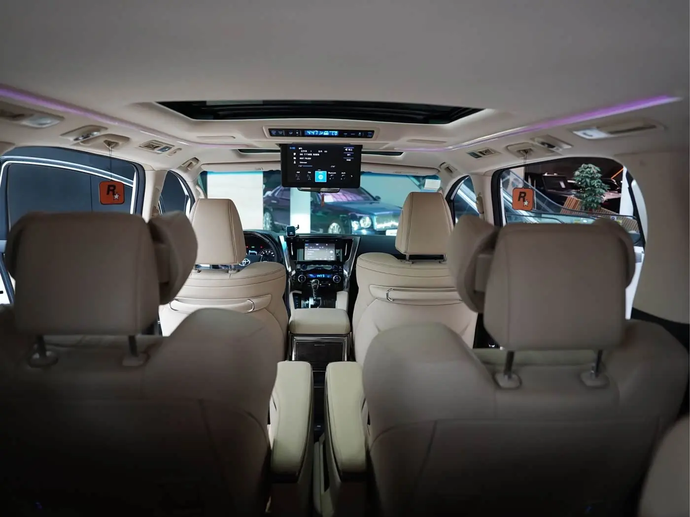 Toyota Alphard 2019 — Photo 12/14
