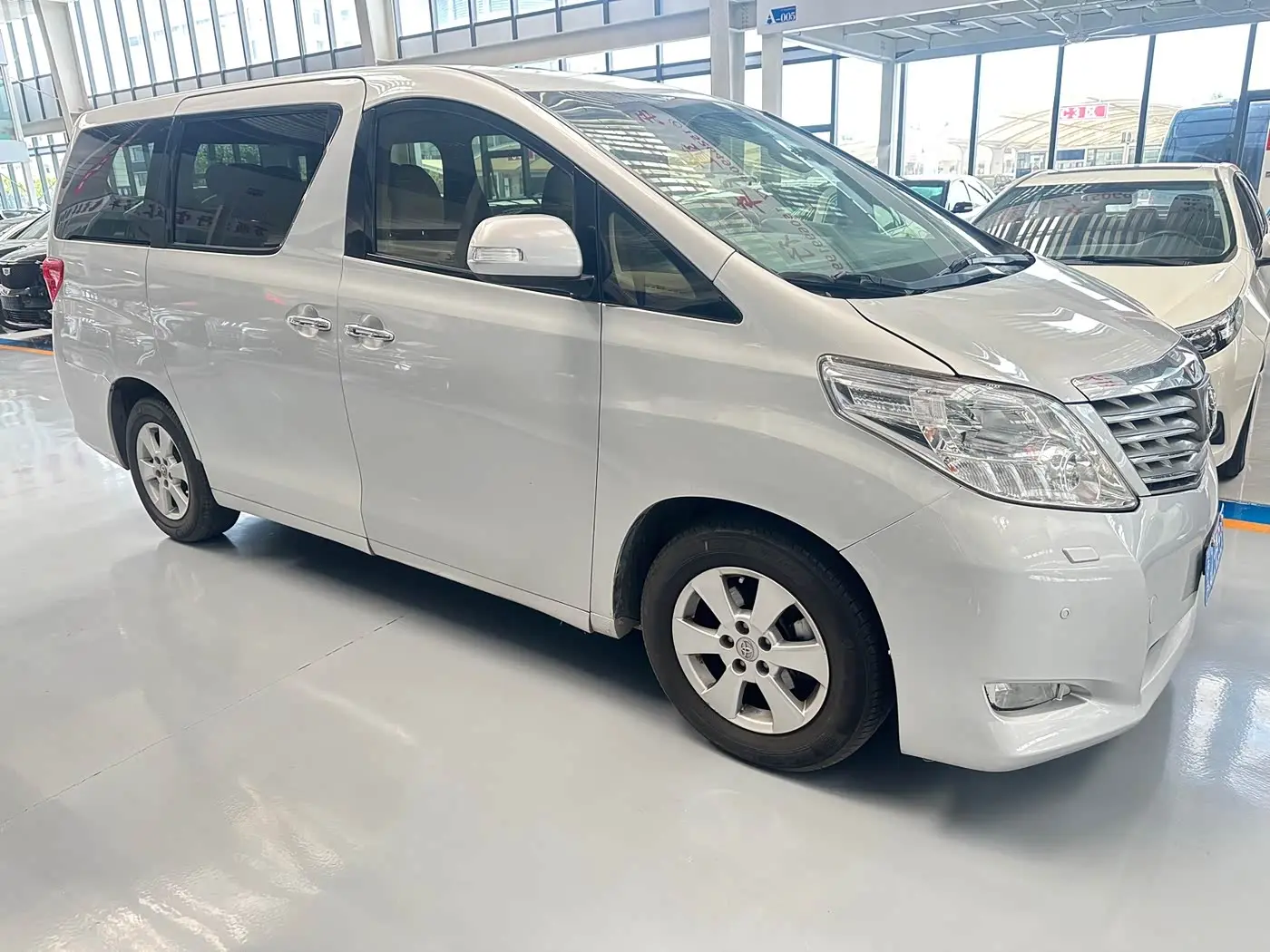 Toyota Alphard 2011 — Photo 4/10