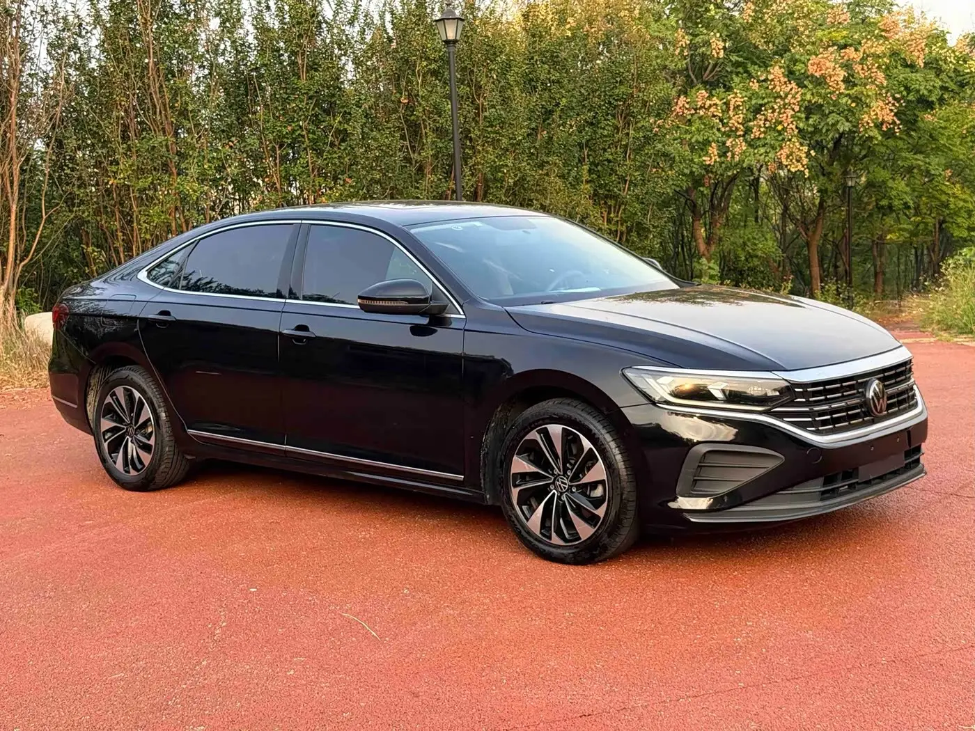 Volkswagen Passat 2025 — Photo 3/9