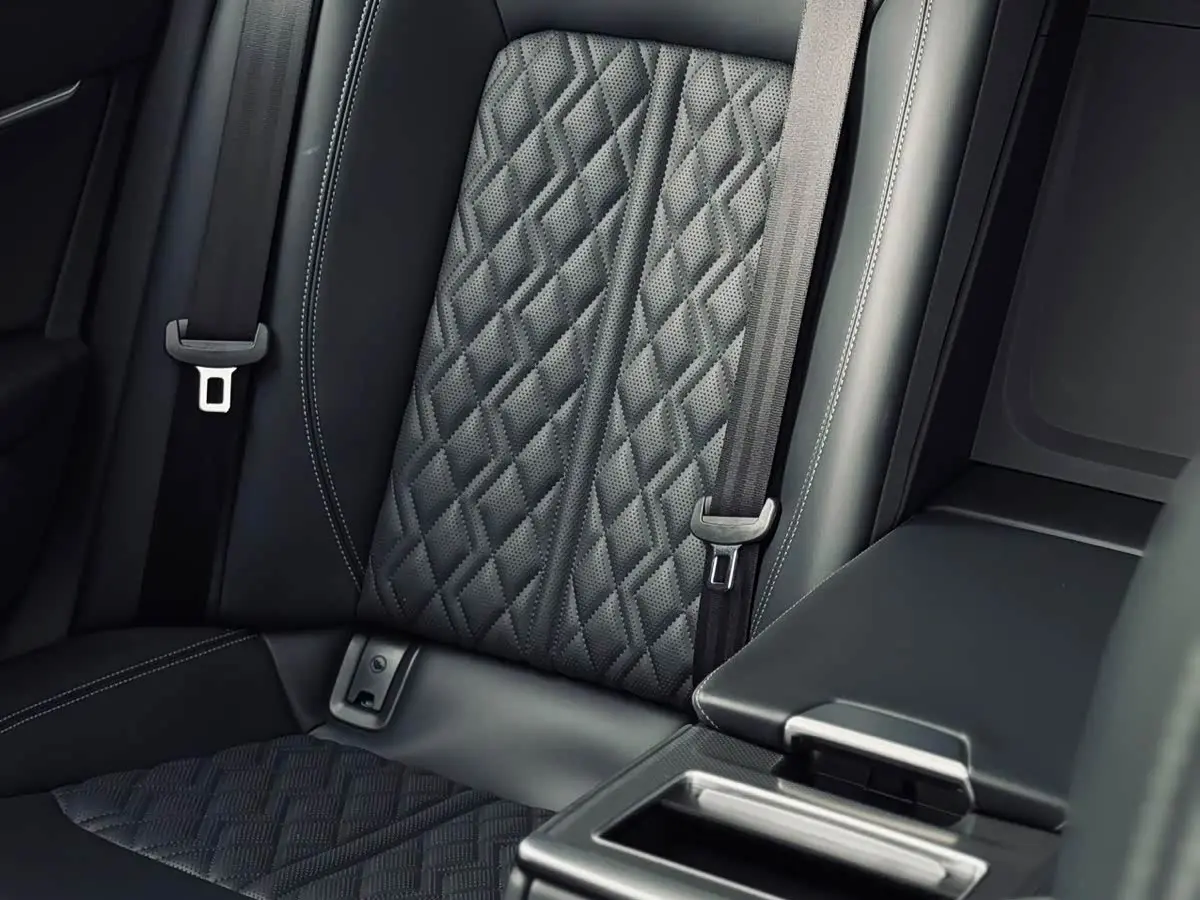 Audi A6L 2025 — Photo 8/12