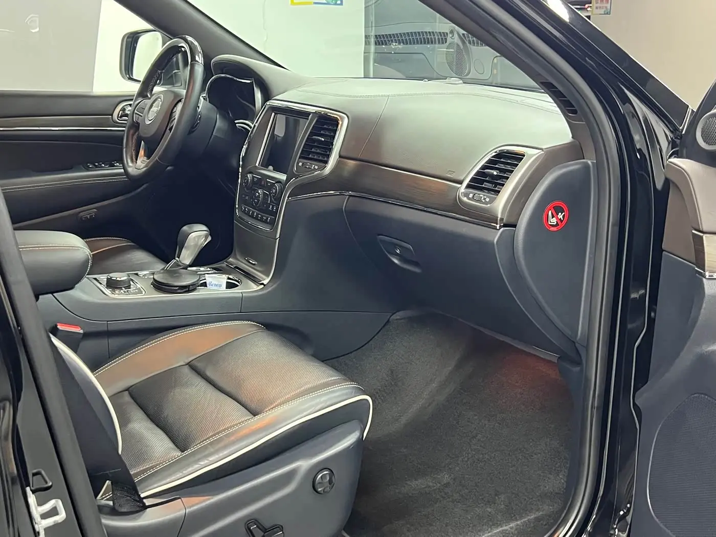 Jeep Grand Cherokee 2018 — Фото 15/16