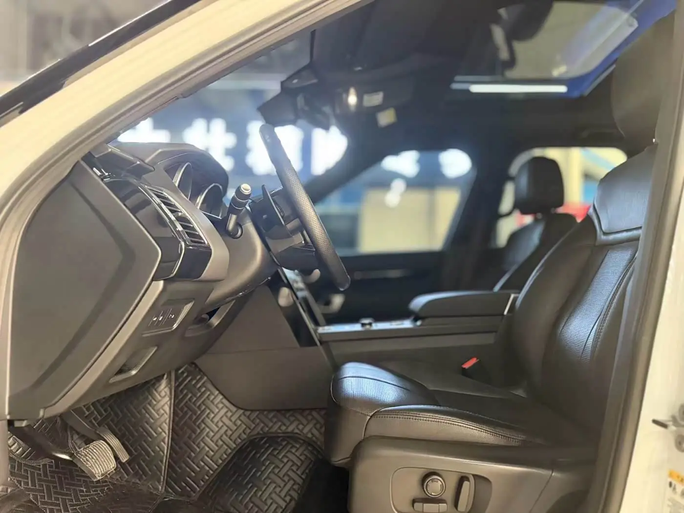 Land Rover Discovery 2017 — Photo 4/9