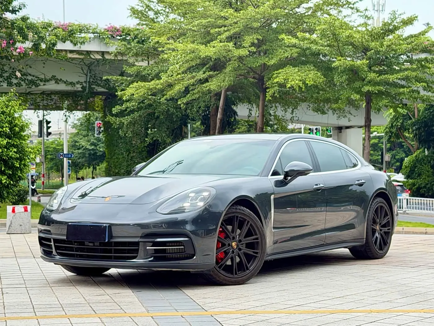 Porsche Panamera 2019 — Photo 1/18