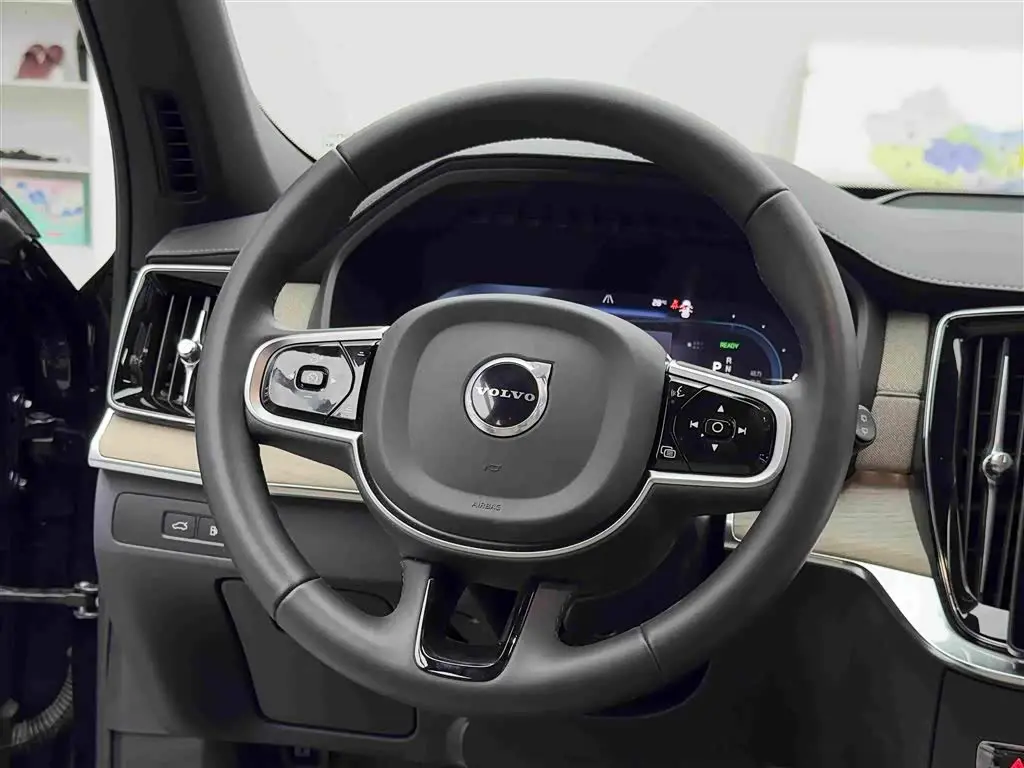 Volvo XC90 Plug-in Hybrid 2025 — Photo 12/17