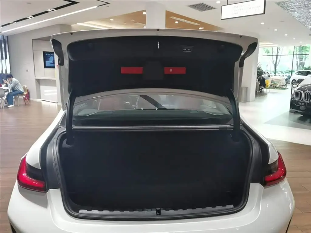 BMW 3 Series 2024 — Photo 19/20