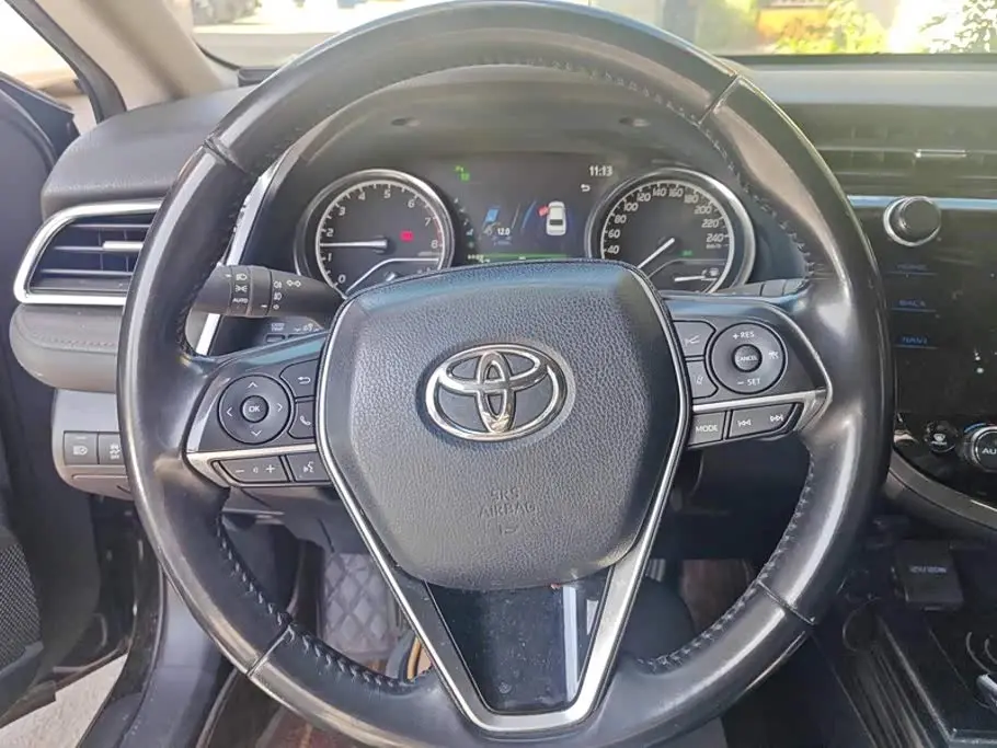 Toyota Camry 2019 — ფოტო 15/16