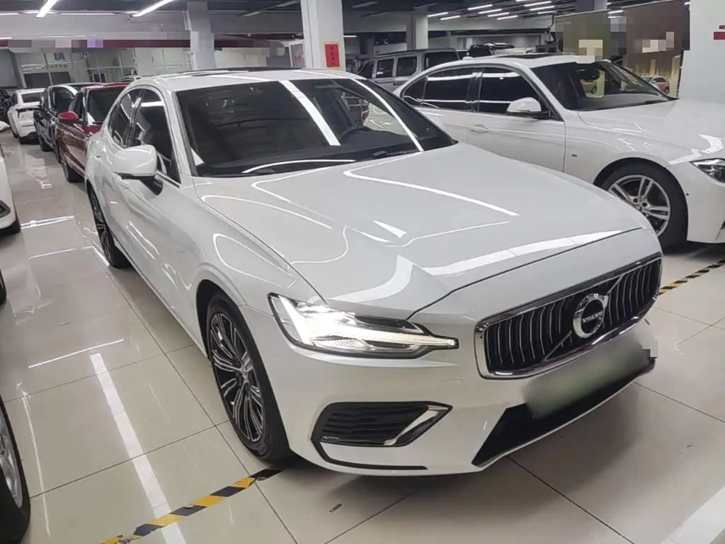 Volvo S60 Plug-in Hybrid 2021 — Фото 4/20