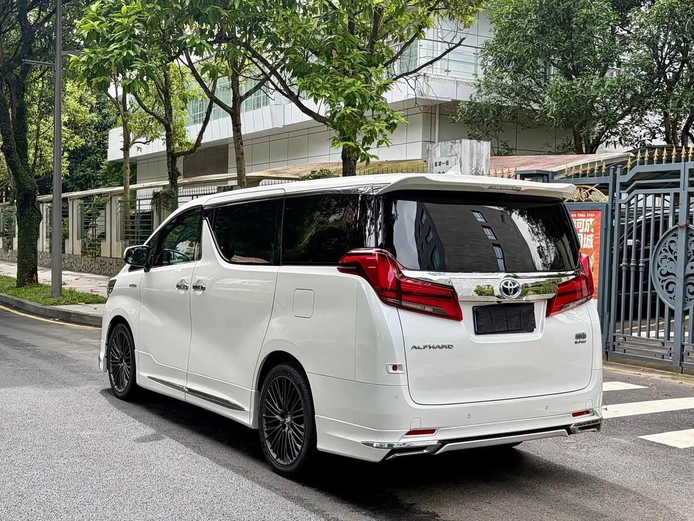 Toyota Alphard 2022 — Photo 18/18