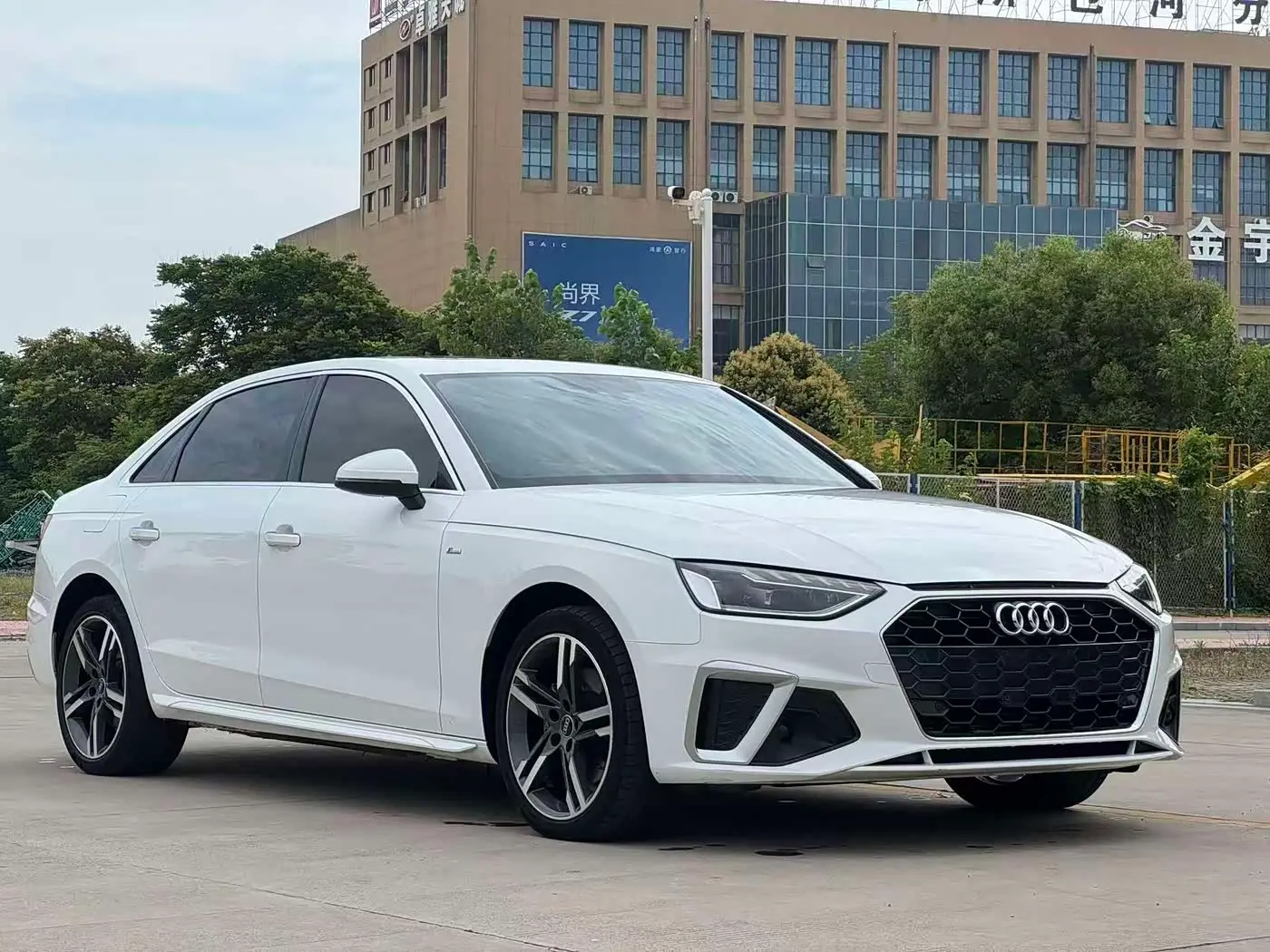 Audi A4L 2022 — Фото 4/20