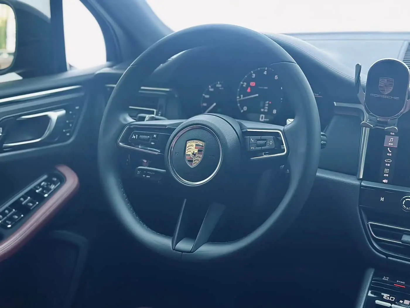 Porsche Macan 2022 — ფოტო 14/20