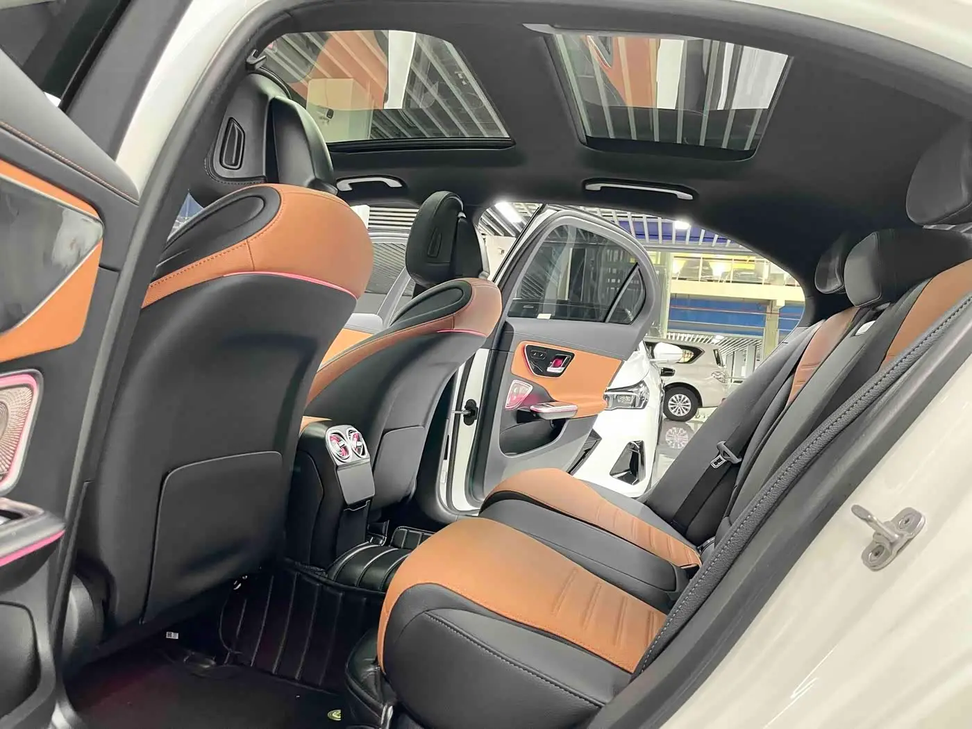 Mercedes-Benz C-Class 2025 — Photo 7/19