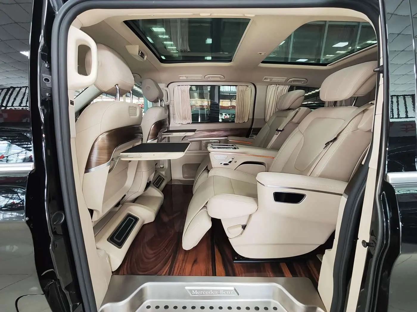Mercedes-Benz V-Class 2023 — Photo 6/20