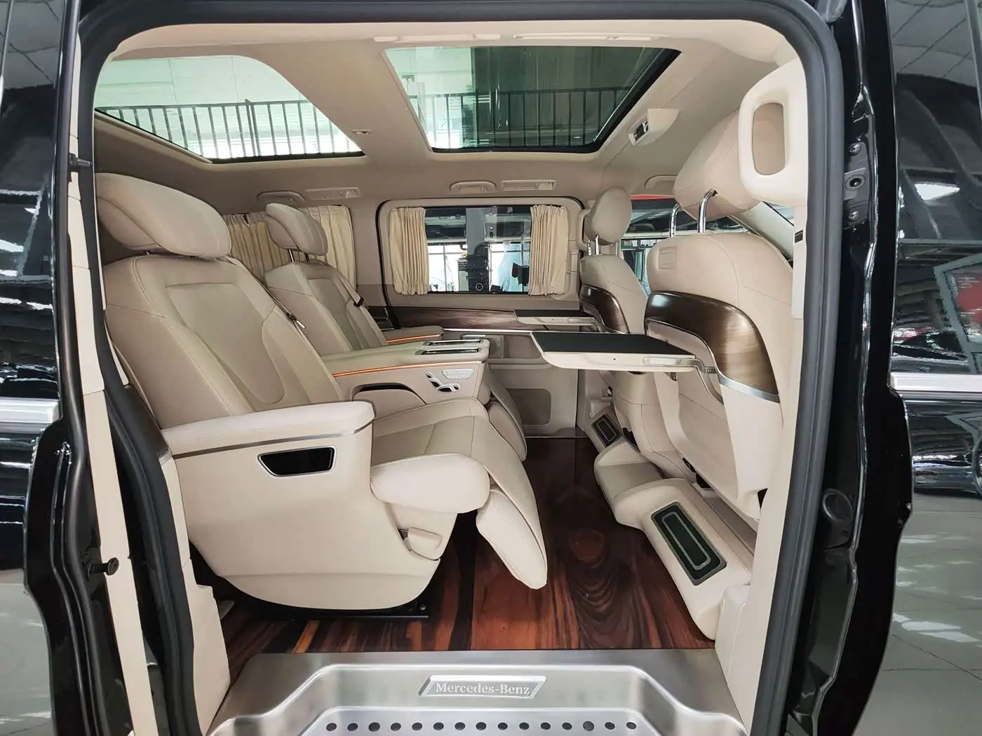 Mercedes-Benz V-Class 2023 — Photo 7/20